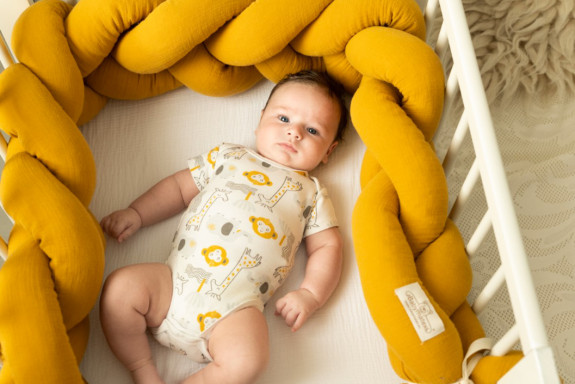 Mušelínový mantinel vrkoč 200 cm Babymatex – chránič do postieľky Okrový