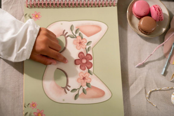 Kniha s vystrihovacími maskami Rosa Little Dutch