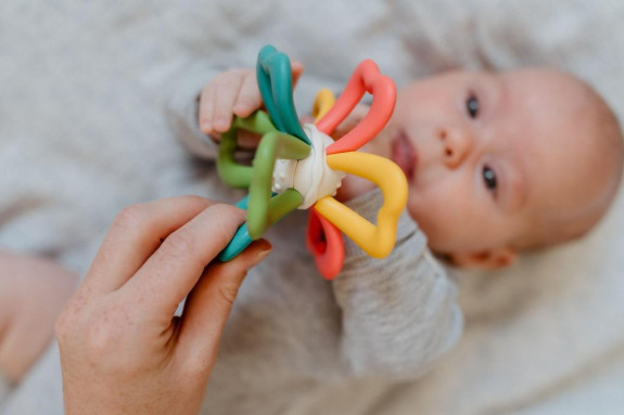 Točiak kvietok babyted silikón/plast 0 m+