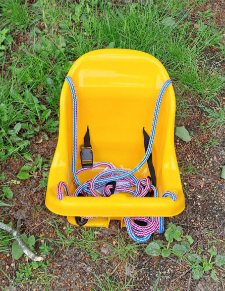 Hojdačka plastová so zvýšenou opierkou a bezpečnostným pásom