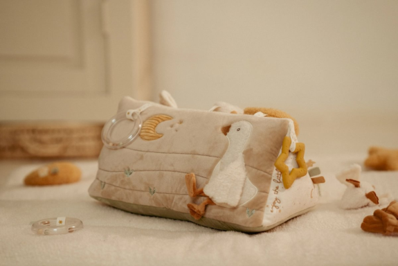 Vankúšik trojhranný s aktivitami Newborn Naturals Little Dutch