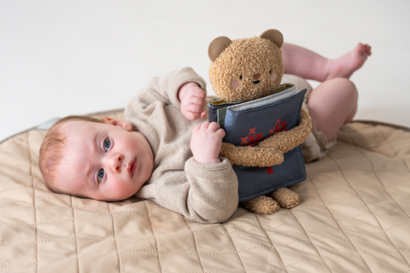 Medvedík plyšový s knižkou Snuggle Bear Taf Toys