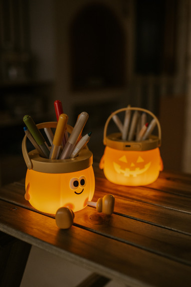 LED nočná lampička a stojan na pastelky 2v1 - tekvica Mary's