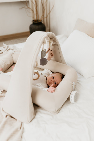 Nastaviteľná hrazdička s hračkami a bielym šumom 2 v 1 Sleepee