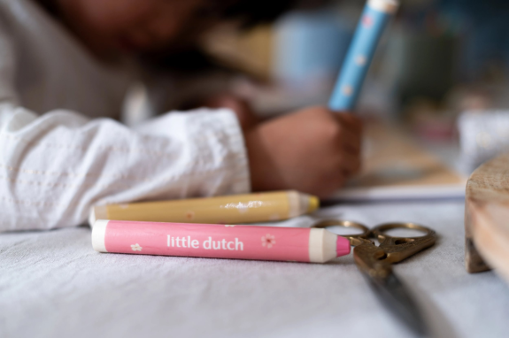 Omaľovánky s pastelkami Záhrada Rosa Little Dutch
