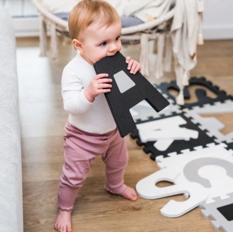 Penové puzzle, podložka Písmená, 10 ks, šedá/čierna/biela, BabyOno