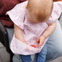 Nepremokavá zásterka s volánikmi - podbradník Rose BabyOno