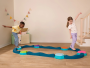 Prekážková dráha so stupienkami hudobnej Balance & Groove B-Toys