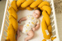 Mušelínový mantinel vrkoč 200 cm Babymatex – chránič do postieľky Okrový