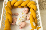 Mušelínový mantinel vrkoč 200 cm Babymatex – chránič do postieľky Okrový