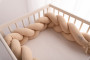 Mušelínový mantinel vrkoč 200 cm Babymatex – chránič do postieľky Pieskový