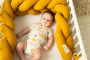 Mušelínový mantinel vrkoč 200 cm Babymatex – chránič do postieľky Okrový