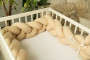 Mušelínový mantinel vrkoč 200 cm Babymatex – chránič do postieľky Pieskový