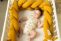Mušelínový mantinel vrkoč 200 cm Babymatex – chránič do postieľky Okrový